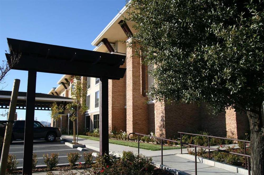 Hampton By Hilton Hotel Brentwood Bagian luar foto