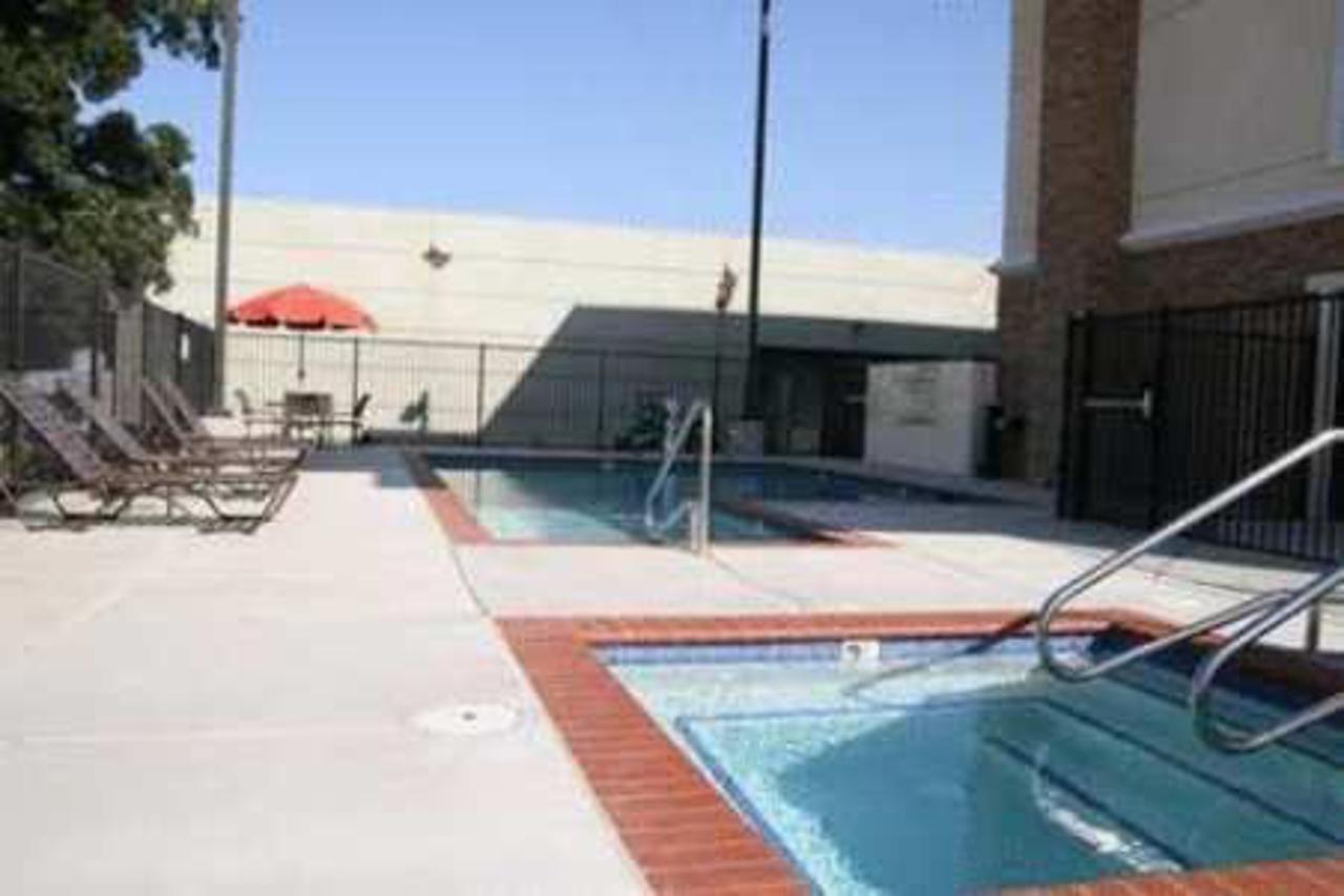 Hampton By Hilton Hotel Brentwood Bagian luar foto