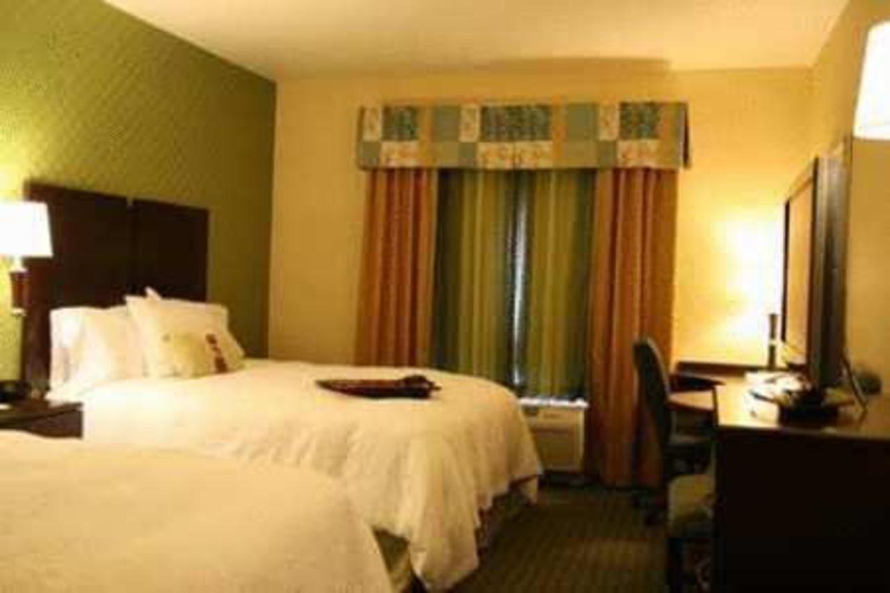 Hampton By Hilton Hotel Brentwood Bagian luar foto
